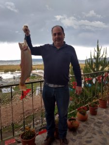 Pesca de trucha dorada en el lago Titicaca