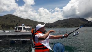 Pesca de trucha dorada en el lago Titicaca