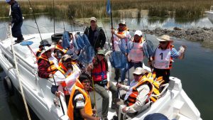 Pesca de trucha dorada en el lago Titicaca